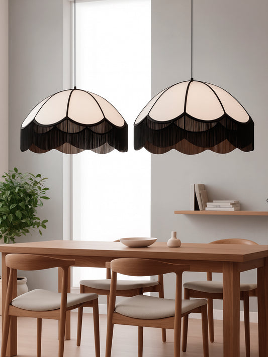 Lámpara de techo con pantalla premium en color blanco y flecos en negro. Fabricada de acero y tejido.