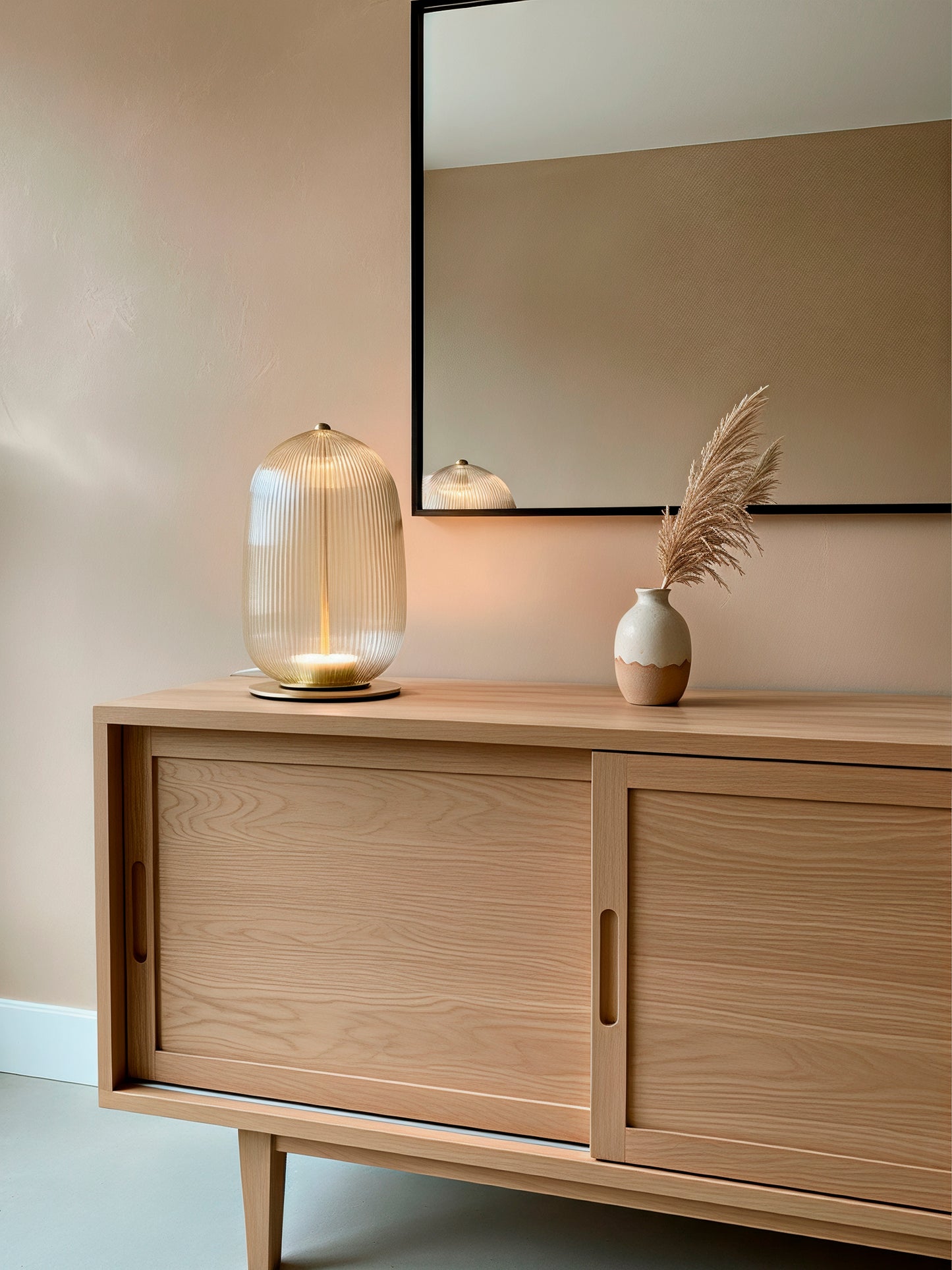 Lámpara de mesa en color oro de cristal rayado.