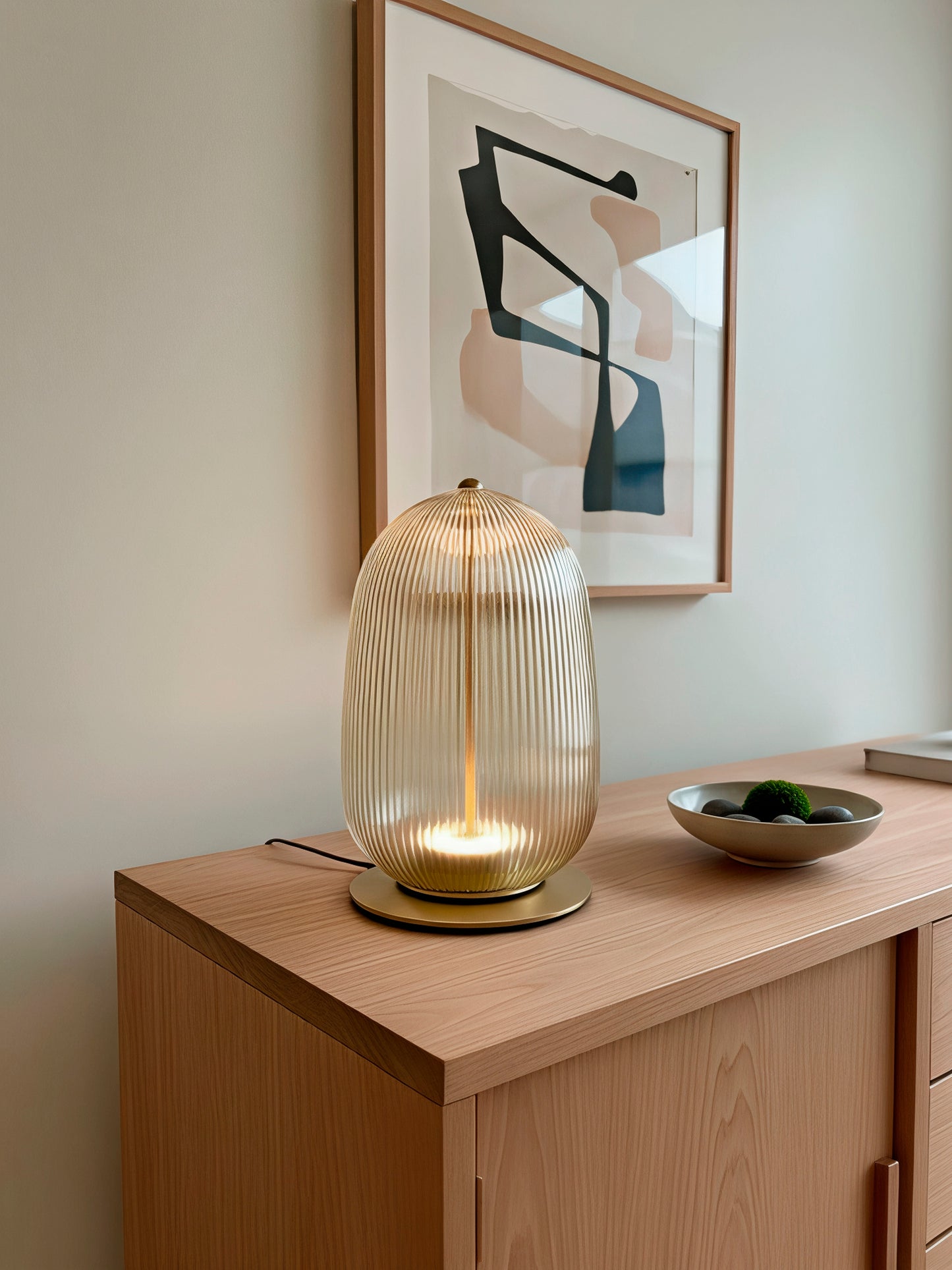 Lámpara de mesa en color oro de cristal rayado.