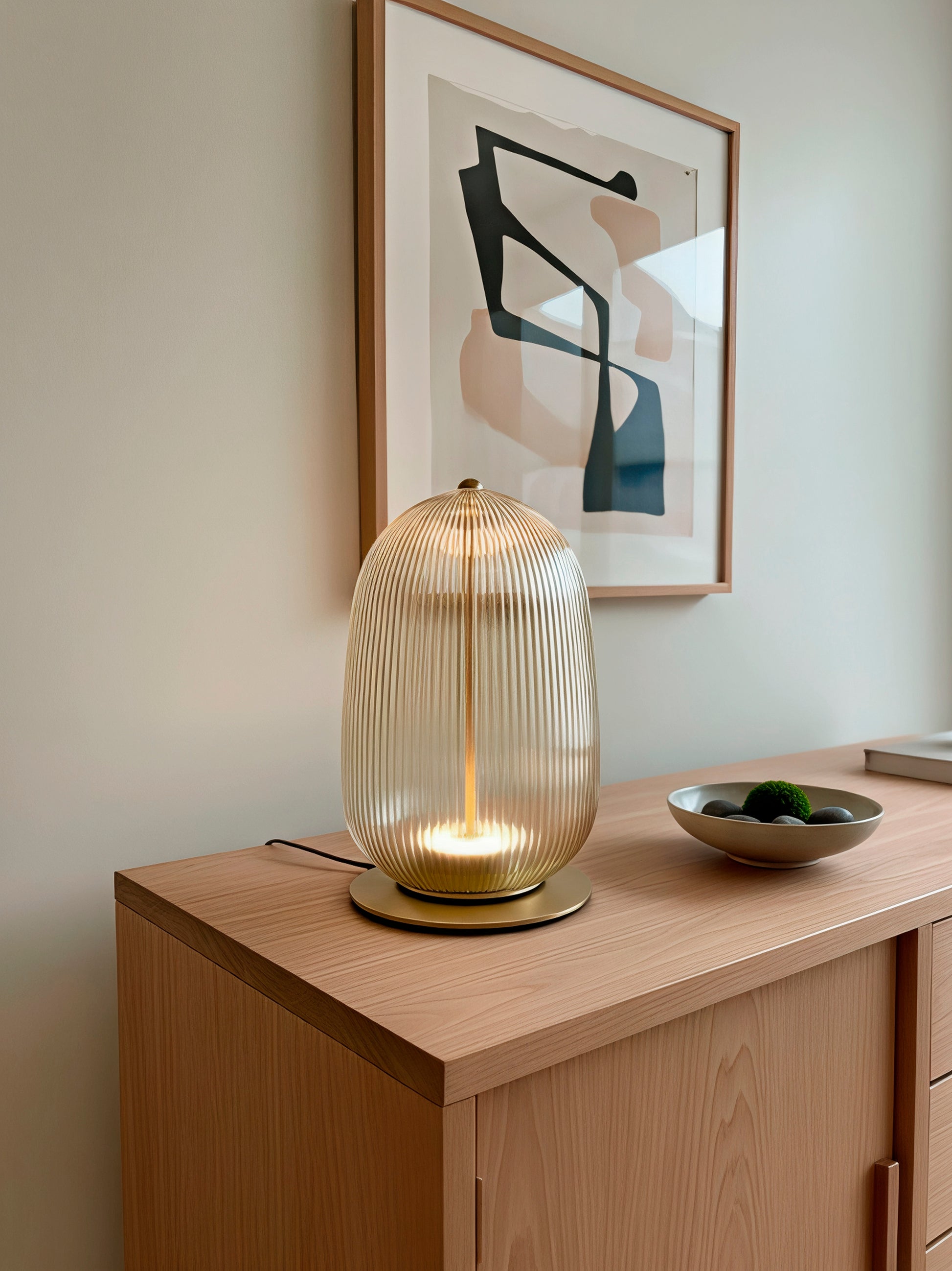 Lámpara de mesa en color oro de cristal rayado.