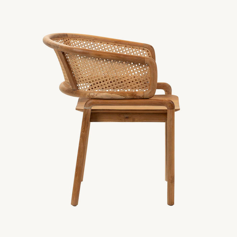 Silla rústica con aire antiguo