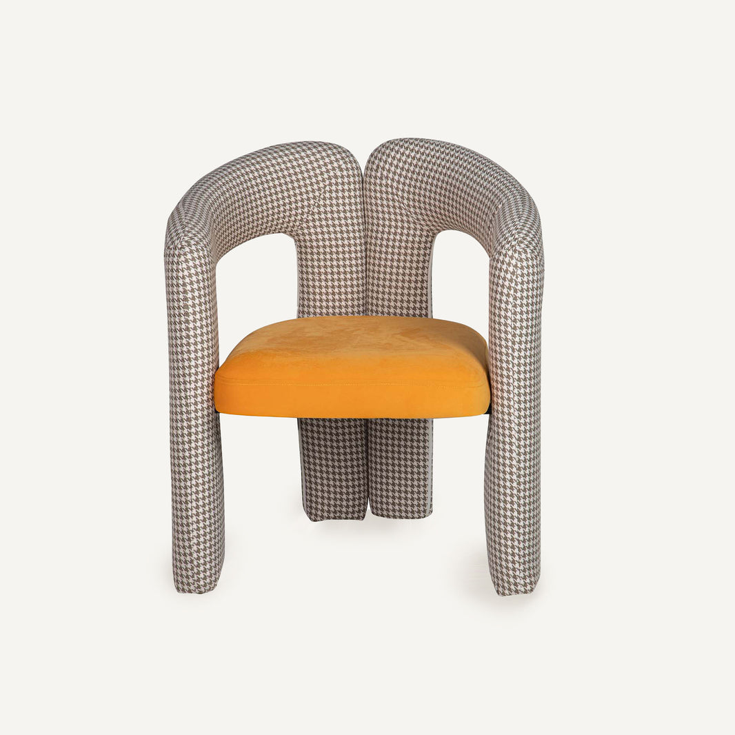 Silla curvada en amarillo