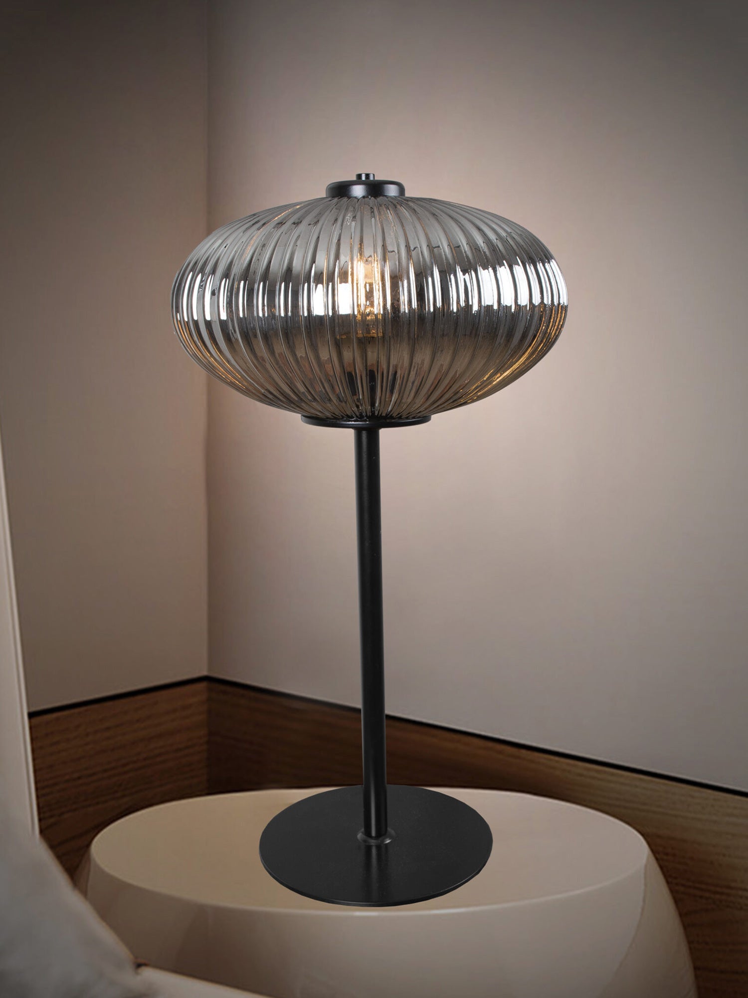 Lámpara de mesa de cristal ahumado y acero negro