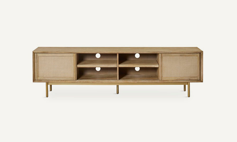  Mueble TV fabricado de madera maciza color natural y metal dorado en sus patas.