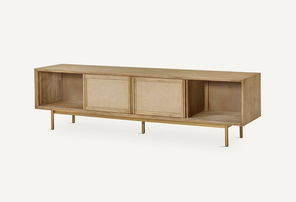  Mueble TV fabricado de madera maciza color natural y metal dorado en sus patas.