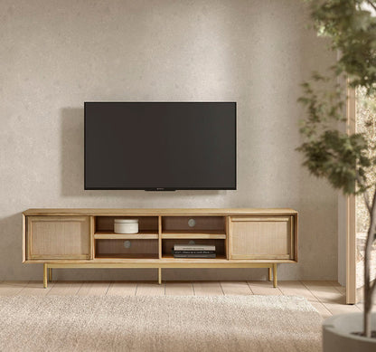  Mueble TV fabricado de madera maciza color natural y metal dorado en sus patas.