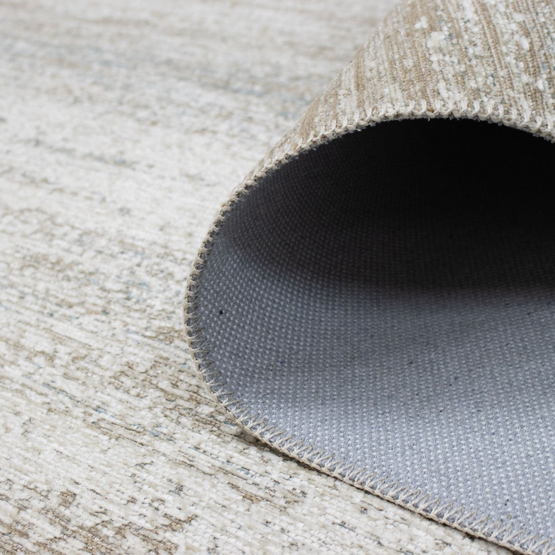 Alfombra Adore en gris azulado y tonalidades de marrón