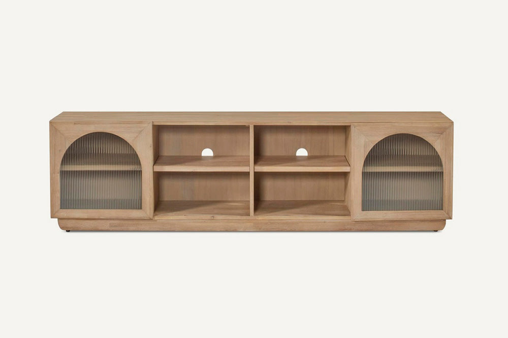 Mueble TV fabricado en madera maciza marrón natural combinado con cristal en las puertas.