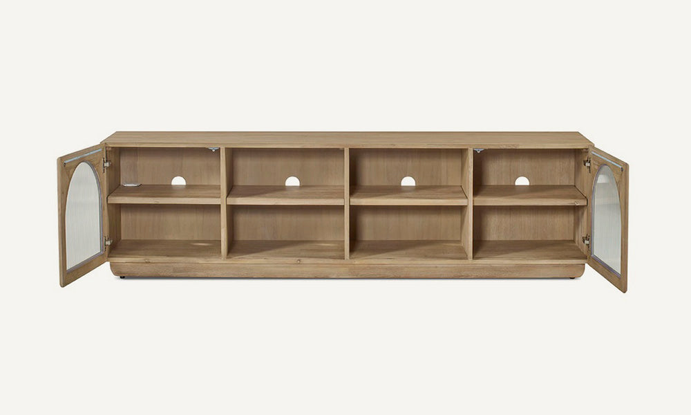 Mueble TV fabricado en madera maciza marrón natural combinado con cristal en las puertas.