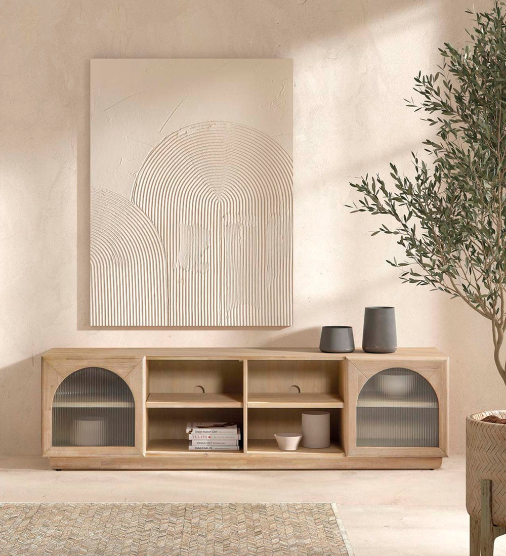 Mueble TV fabricado en madera maciza marrón natural combinado con cristal en las puertas.