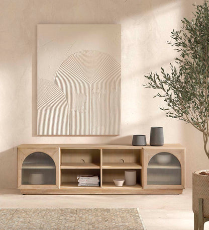 Mueble TV fabricado en madera maciza marrón natural combinado con cristal en las puertas.