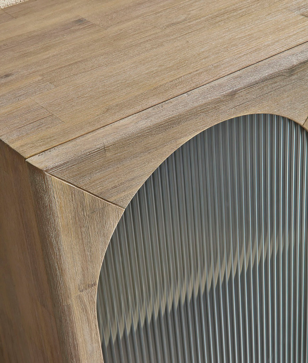 Mueble TV fabricado en madera maciza marrón natural combinado con cristal en las puertas.