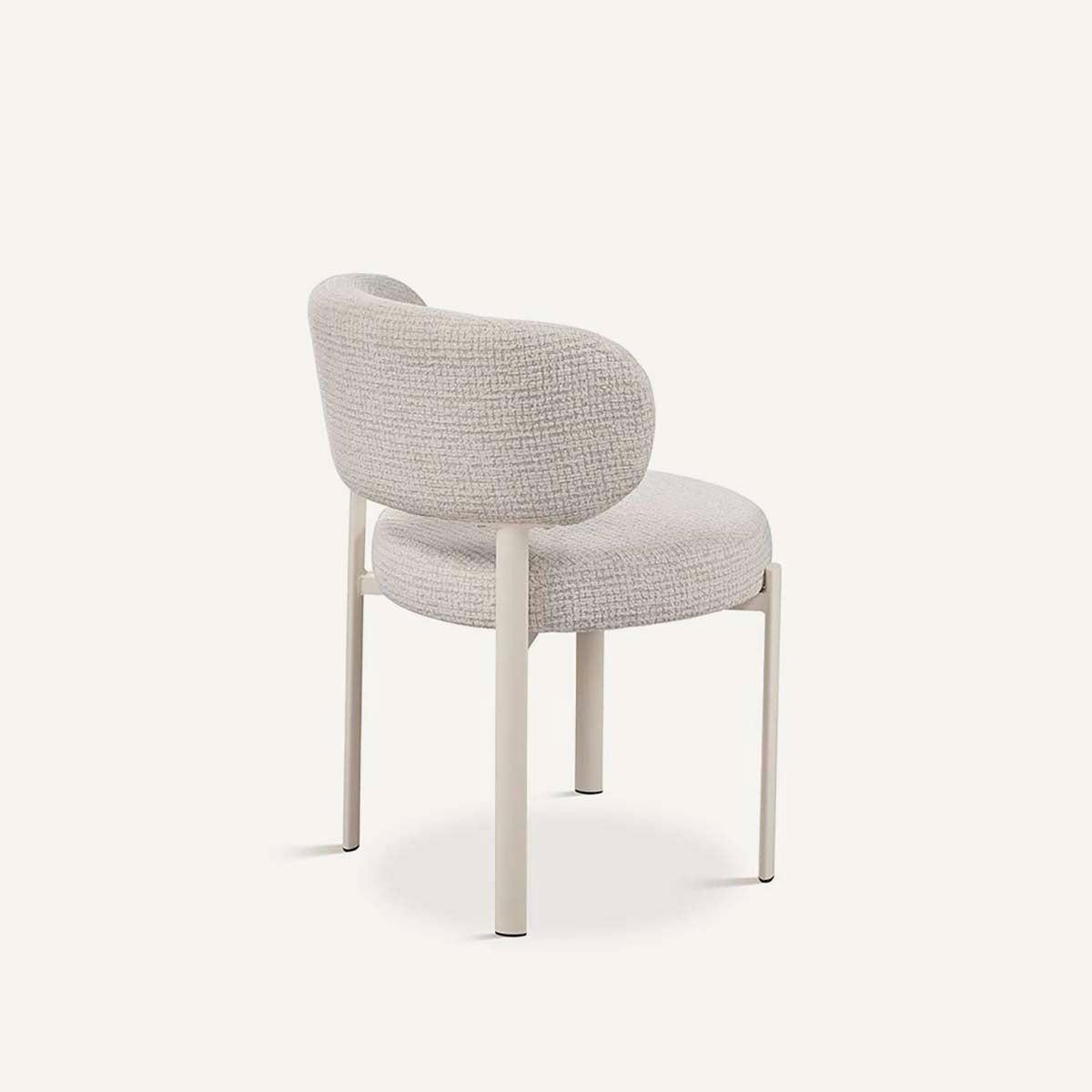 Silla para el salón o comedor, con asiento tapizado en color gris, respaldo redondeado y patas de metal color blanco.
