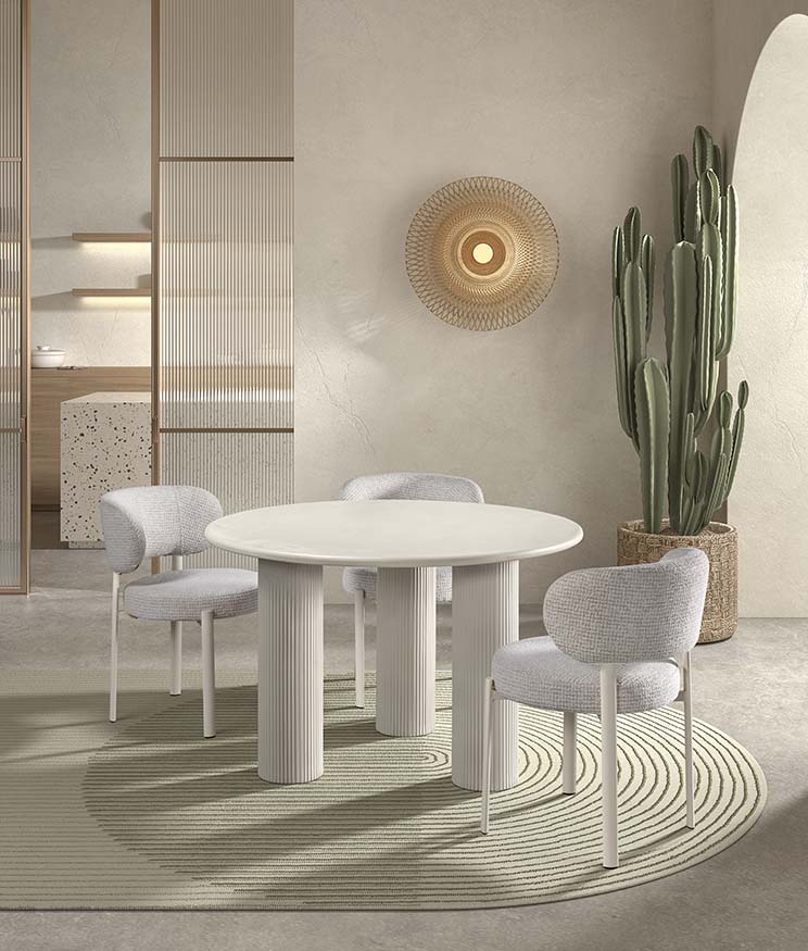 Silla para el salón o comedor, con asiento tapizado en color gris, respaldo redondeado y patas de metal color blanco.