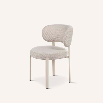 Silla para el salón o comedor, con asiento tapizado en color gris, respaldo redondeado y patas de metal color blanco.