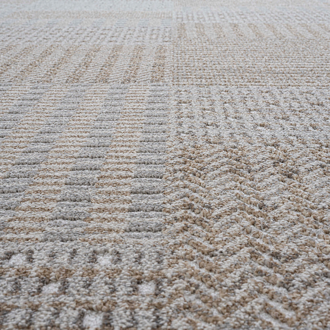 alfombra marrón y azul