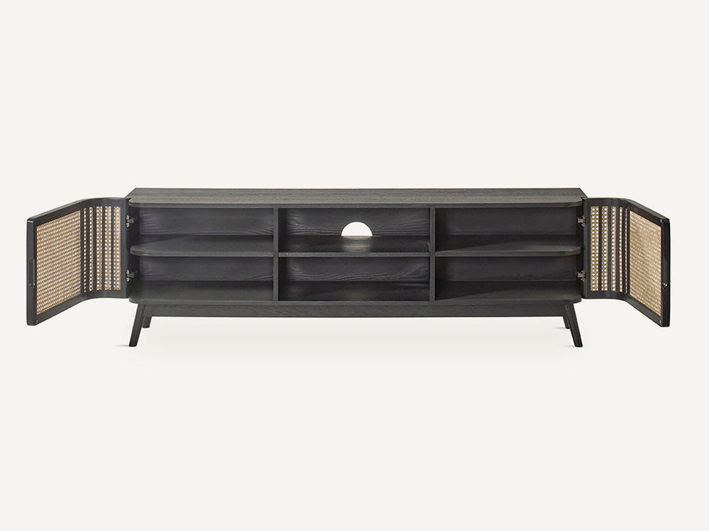 Mueble TV fabricado en madera maciza color negro combinado con rafia natural.
