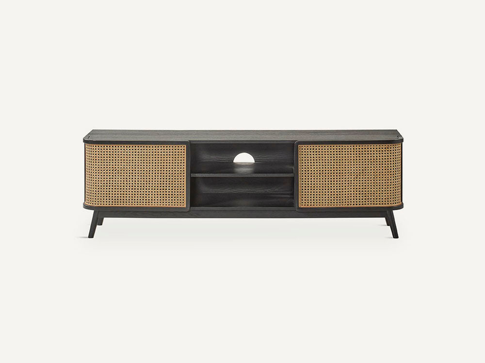 Mueble TV fabricado en madera maciza color negro combinado con rafia natural.