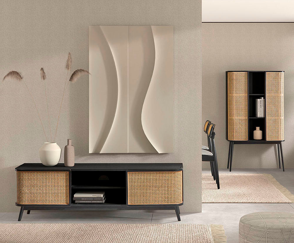 Mueble TV fabricado en madera maciza color negro combinado con rafia natural.