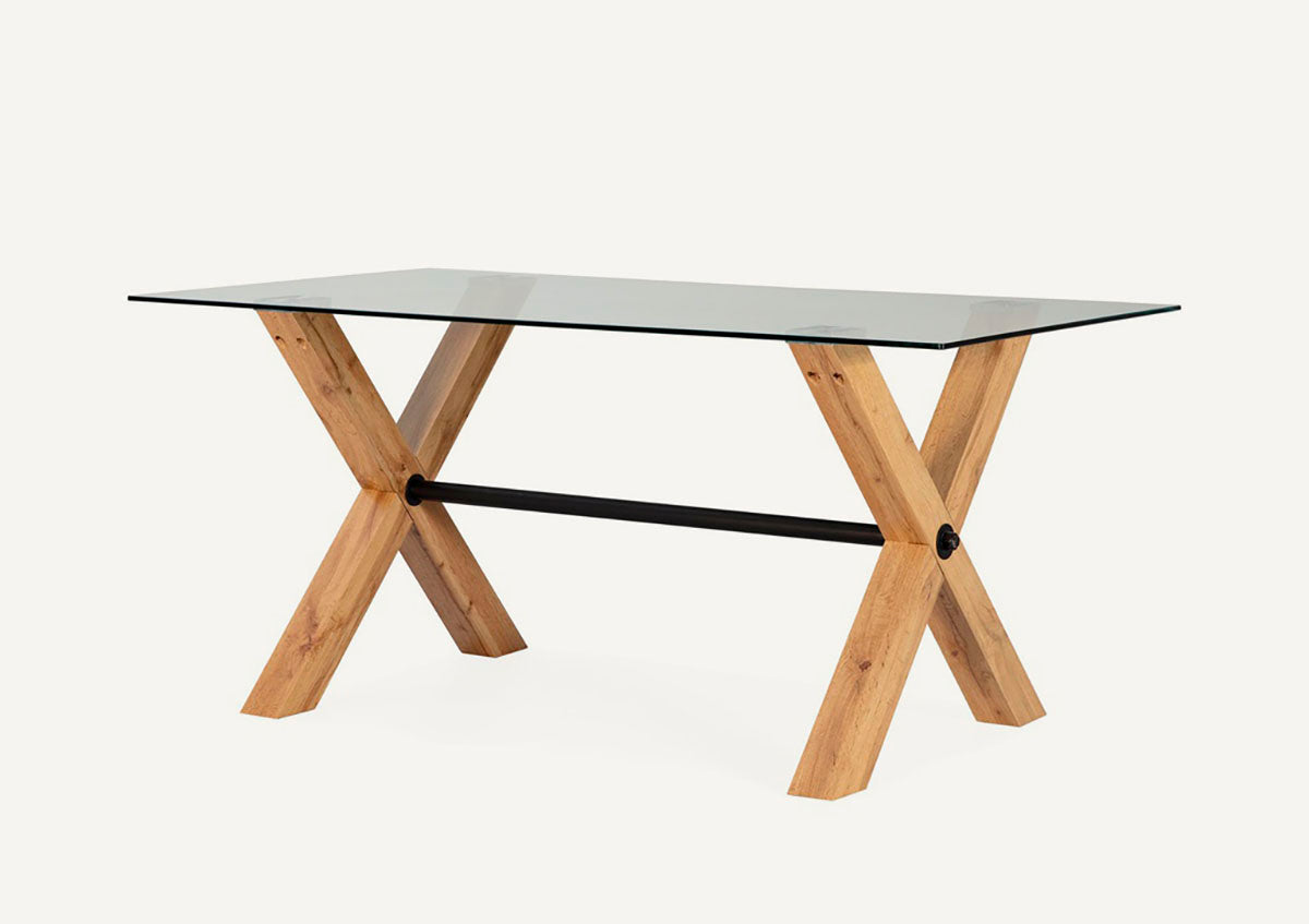 Mesa de comedor rectangular de 160 cm, fabricada en madera de roble, con base de cristal templado y detalle en metal negro.