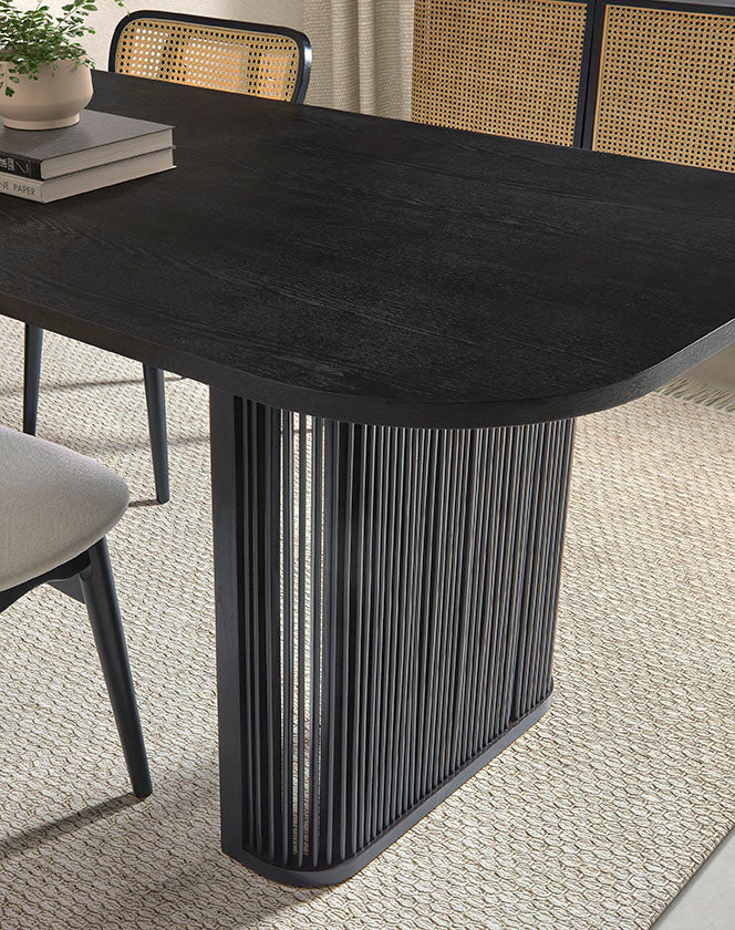 Mesa de comedor rectangular con terminación ovalada de 180 cm, fabricada en chapa madera de roble.