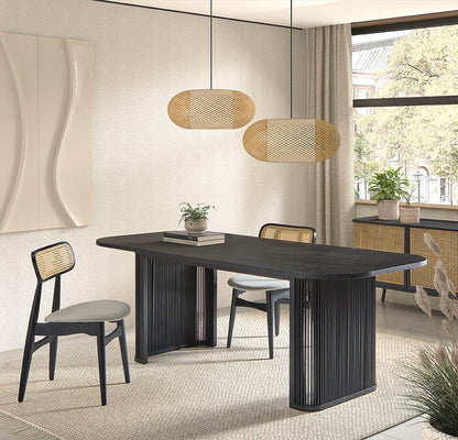 Mesa de comedor rectangular con terminación ovalada de 180 cm, fabricada en chapa madera de roble.