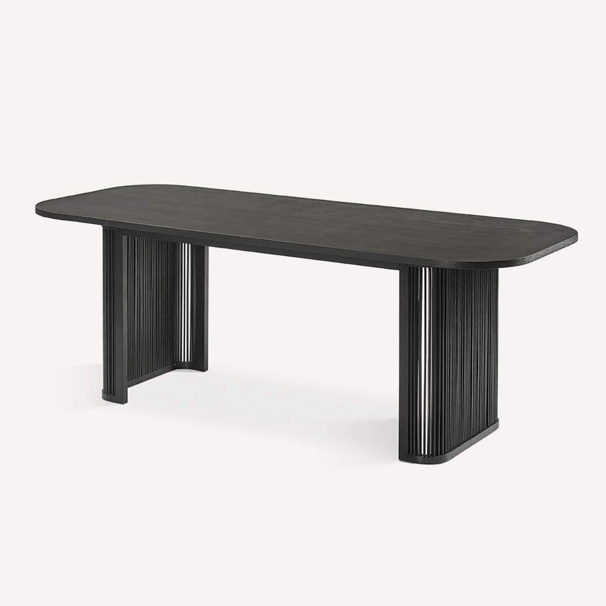 Mesa de comedor rectangular con terminación ovalada de 180 cm, fabricada en chapa madera de roble.