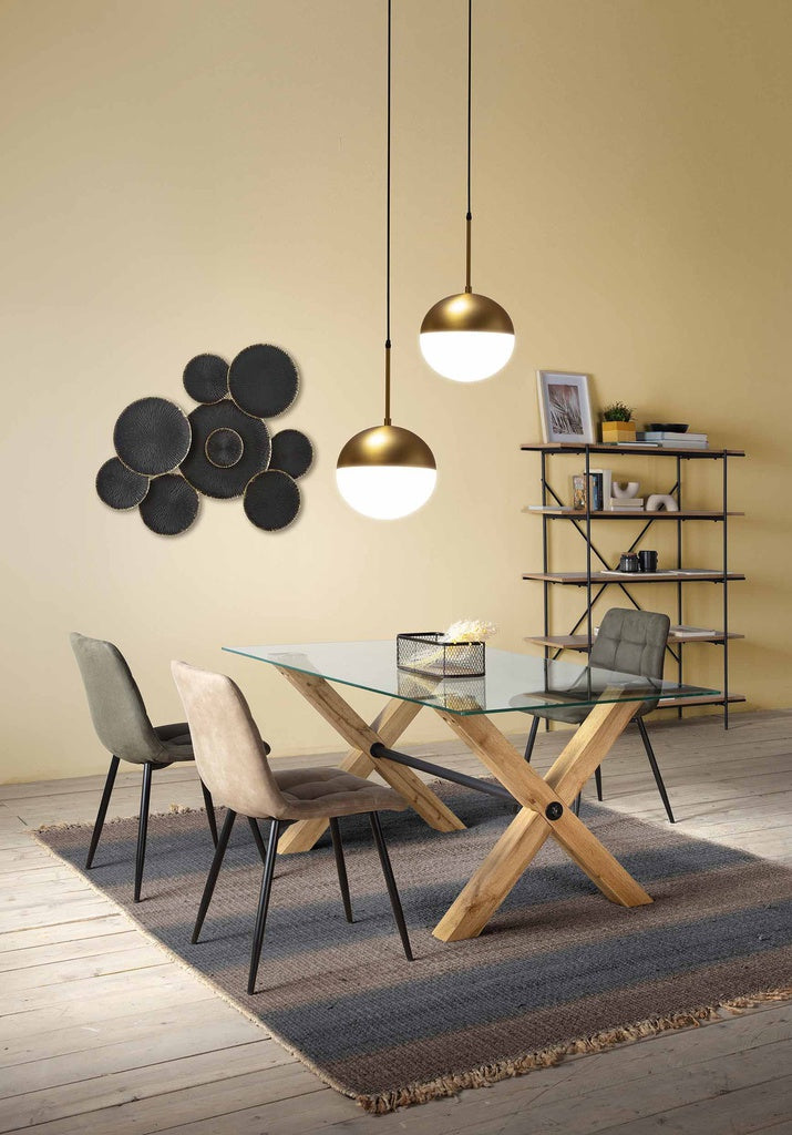 Mesa de comedor rectangular de 160 cm, fabricada en madera de roble, con base de cristal templado y detalle en metal negro.