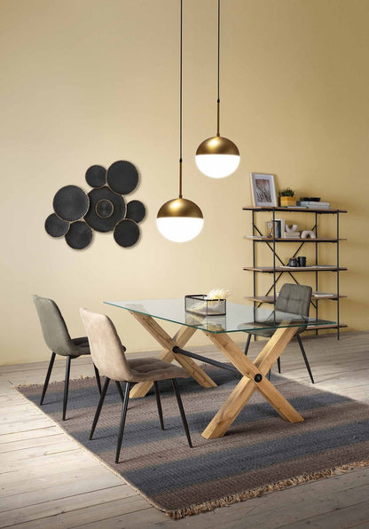 Mesa de comedor rectangular de 160 cm, fabricada en madera de roble, con base de cristal templado y detalle en metal negro.