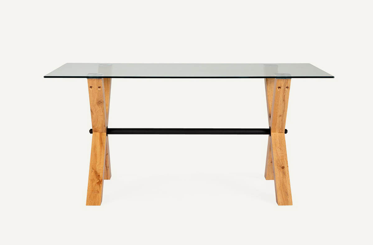Mesa de comedor rectangular de 160 cm, fabricada en madera de roble, con base de cristal templado y detalle en metal negro.