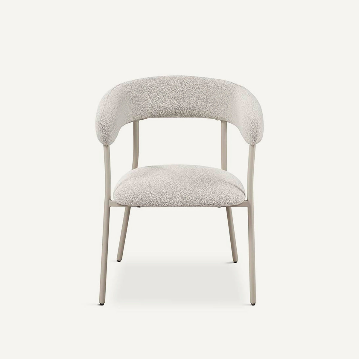 Silla que combina diseño y funcionalidad, con asiento tapizado en color gris, respaldo redondeado al aire y patas en metal crema.