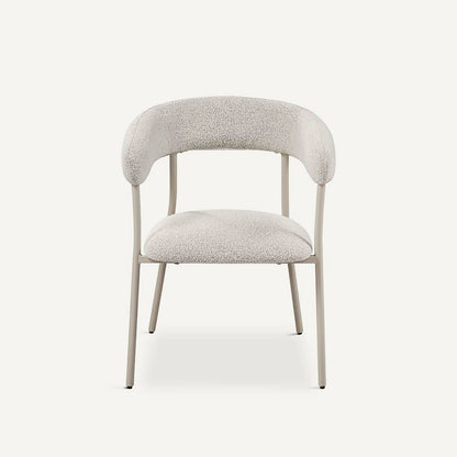Silla que combina diseño y funcionalidad, con asiento tapizado en color gris, respaldo redondeado al aire y patas en metal crema.