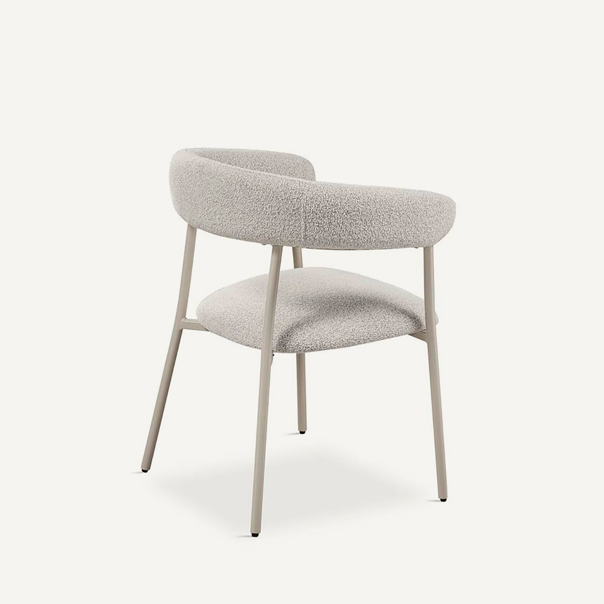 Silla que combina diseño y funcionalidad, con asiento tapizado en color gris, respaldo redondeado al aire y patas en metal crema.