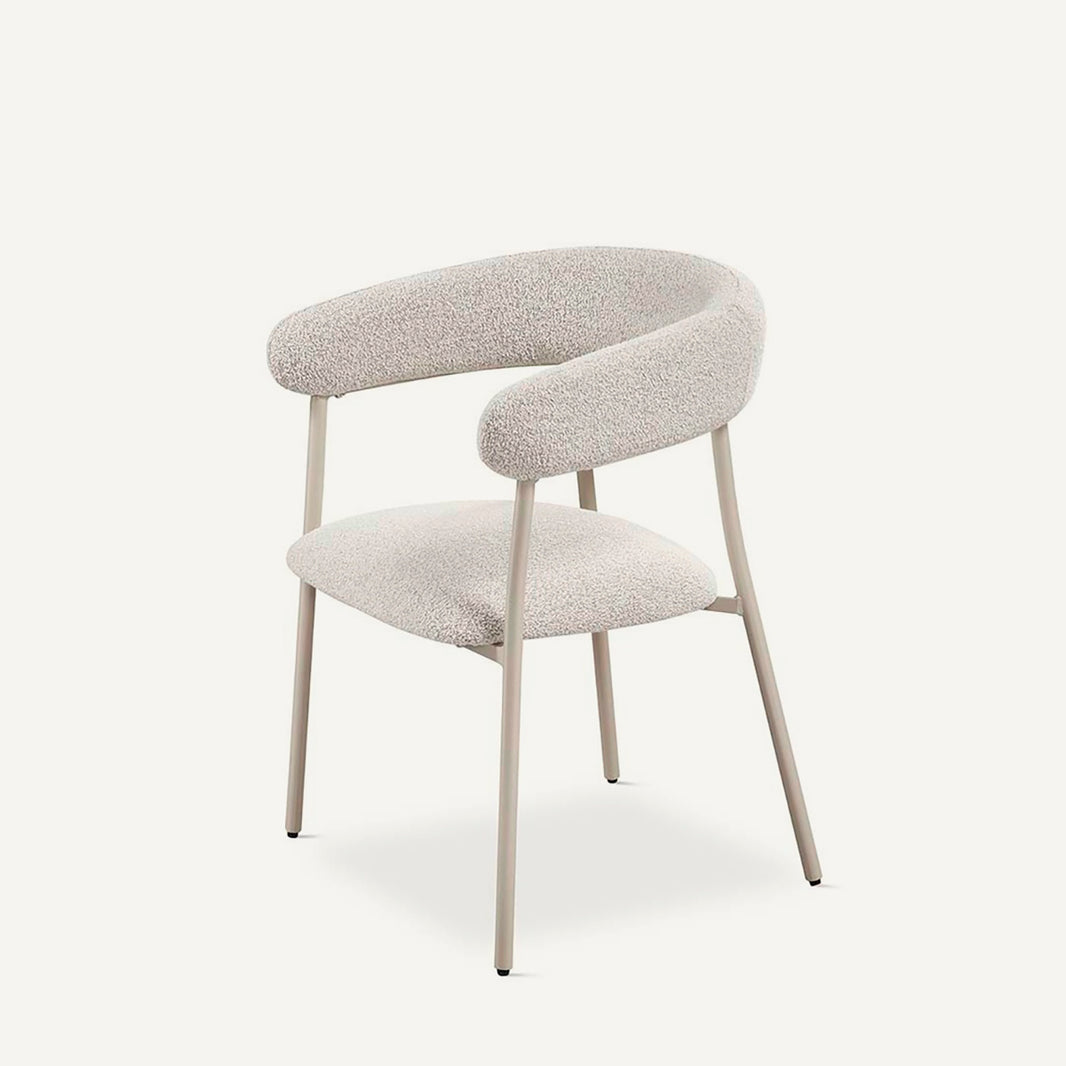 Silla que combina diseño y funcionalidad, con asiento tapizado en color gris, respaldo redondeado al aire y patas en metal crema.
