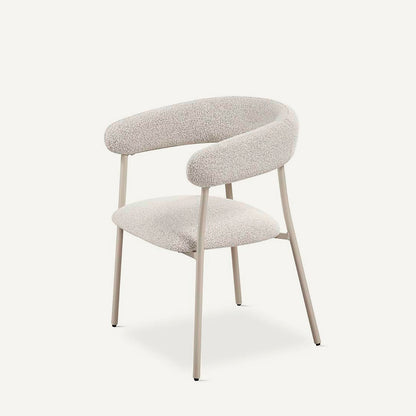 Silla que combina diseño y funcionalidad, con asiento tapizado en color gris, respaldo redondeado al aire y patas en metal crema.