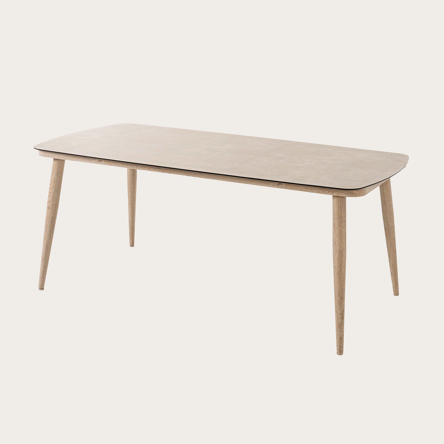 Mesa de comedor de exterior imitación madera y con porcelánico