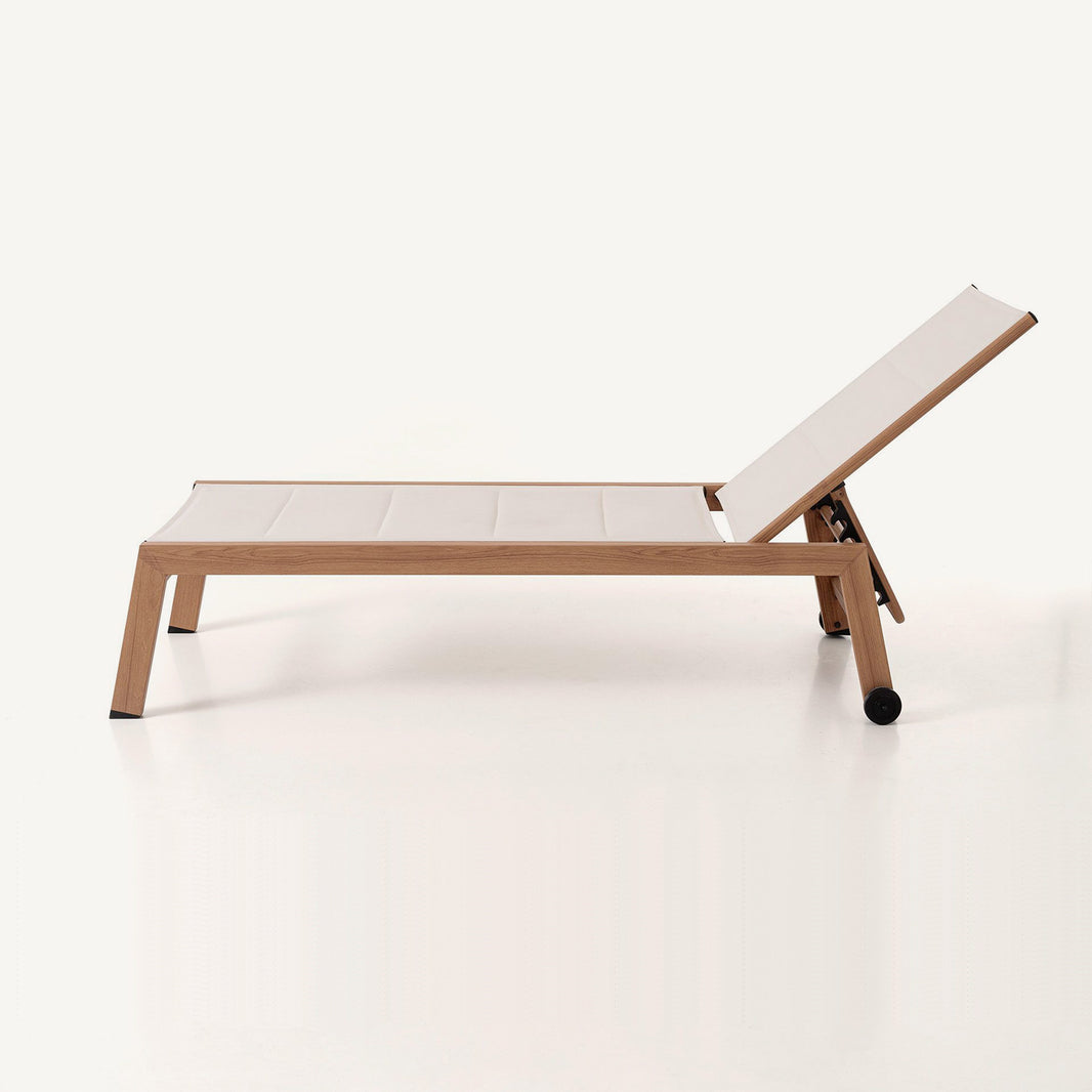 Tumbona de exterior reclinable con ruedas efecto madera en blanco
