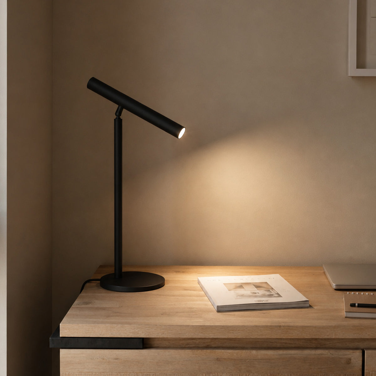 Lámpara minimalista de escritorio en acero negro alka