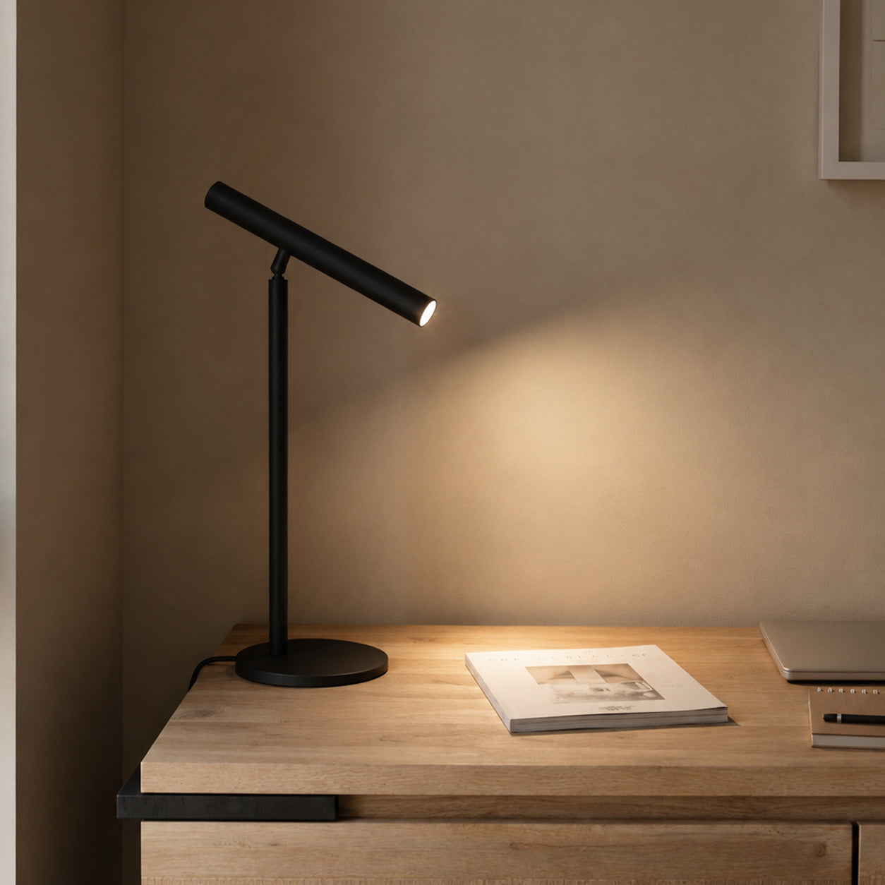 Lámpara minimalista de escritorio en acero negro alka