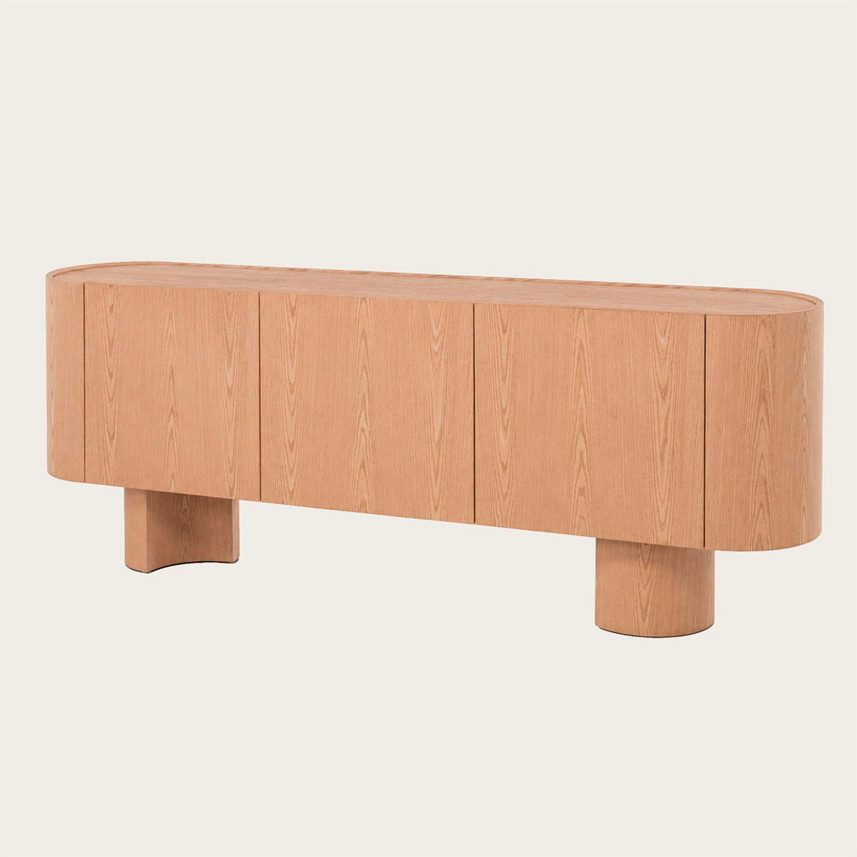 Aparador en chapa de madera de roble, con tres puertas y huecos en el interior.