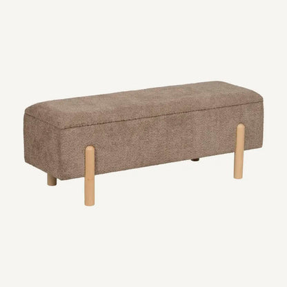 Banco de cama baúl en color taupe, fabricado en madera de pino con estructura DM y tejido 100% poliéster. Con hueco de almacenaje