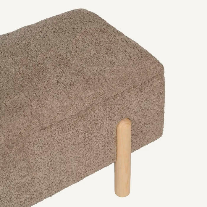 Banco de cama baúl en color taupe, fabricado en madera de pino con estructura DM y tejido 100% poliéster. Con hueco de almacenaje