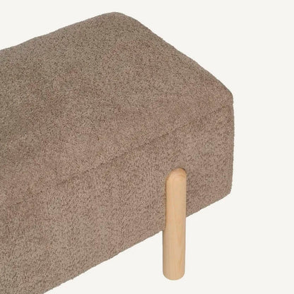 Banco de cama baúl en color taupe, fabricado en madera de pino con estructura DM y tejido 100% poliéster. Con hueco de almacenaje