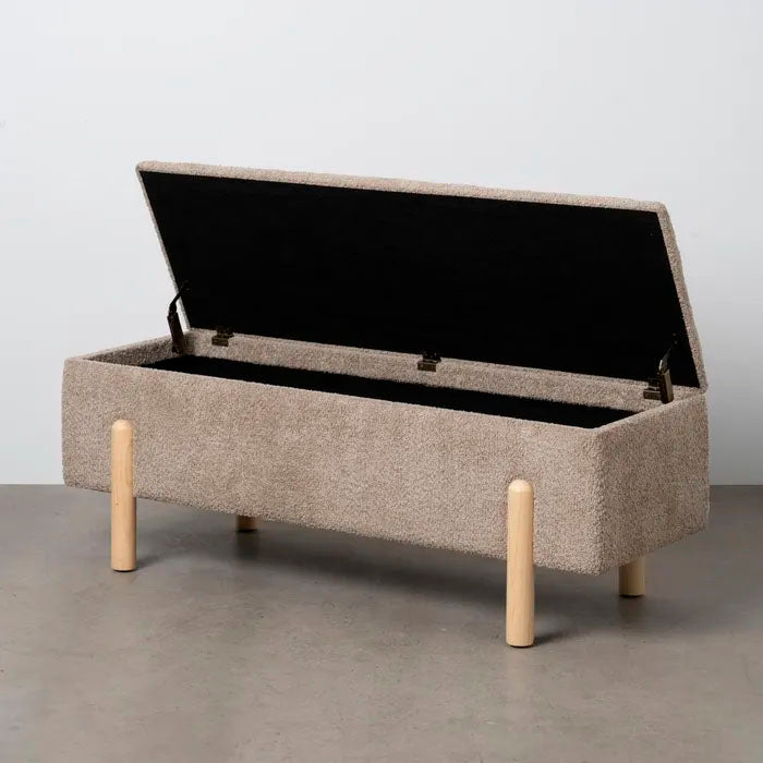 Banco de cama baúl en color taupe, fabricado en madera de pino con estructura DM y tejido 100% poliéster. Con hueco de almacenaje