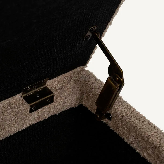 Banco de cama baúl en color taupe, fabricado en madera de pino con estructura DM y tejido 100% poliéster. Con hueco de almacenaje