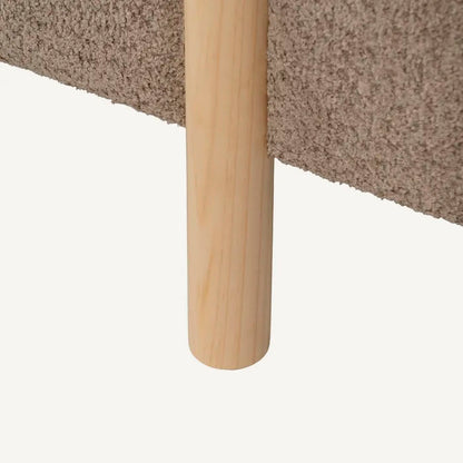 Banco de cama baúl en color taupe, fabricado en madera de pino con estructura DM y tejido 100% poliéster. Con hueco de almacenaje