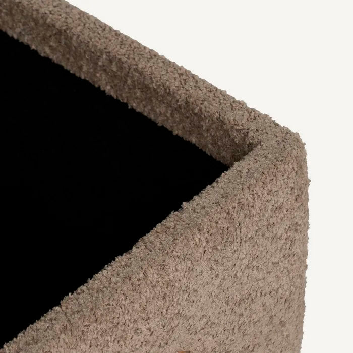 Banco de cama baúl en color taupe, fabricado en madera de pino con estructura DM y tejido 100% poliéster. Con hueco de almacenaje