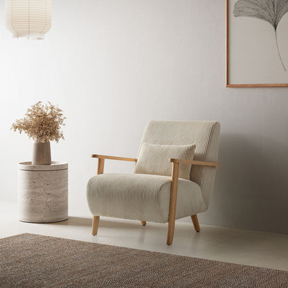 Sillón de textura acanalada en crema