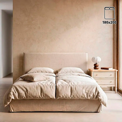 Cama doble tapizada con canapé y cabezal, de textura suave color beige. Apta colchón 180x200 cm