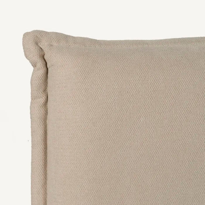 Cama doble tapizada con canapé y cabezal, de textura suave color beige. Apta colchón 180x200 cm